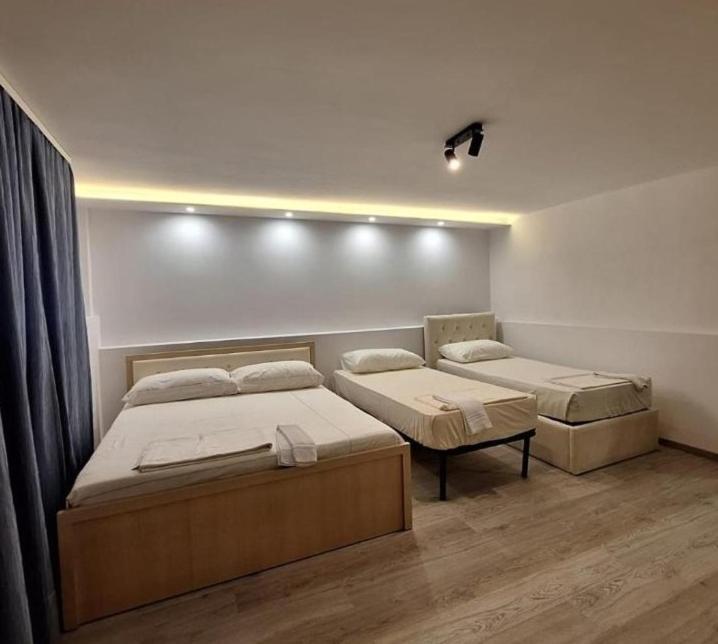 Flowers Guesthouse Тирана Екстериор снимка